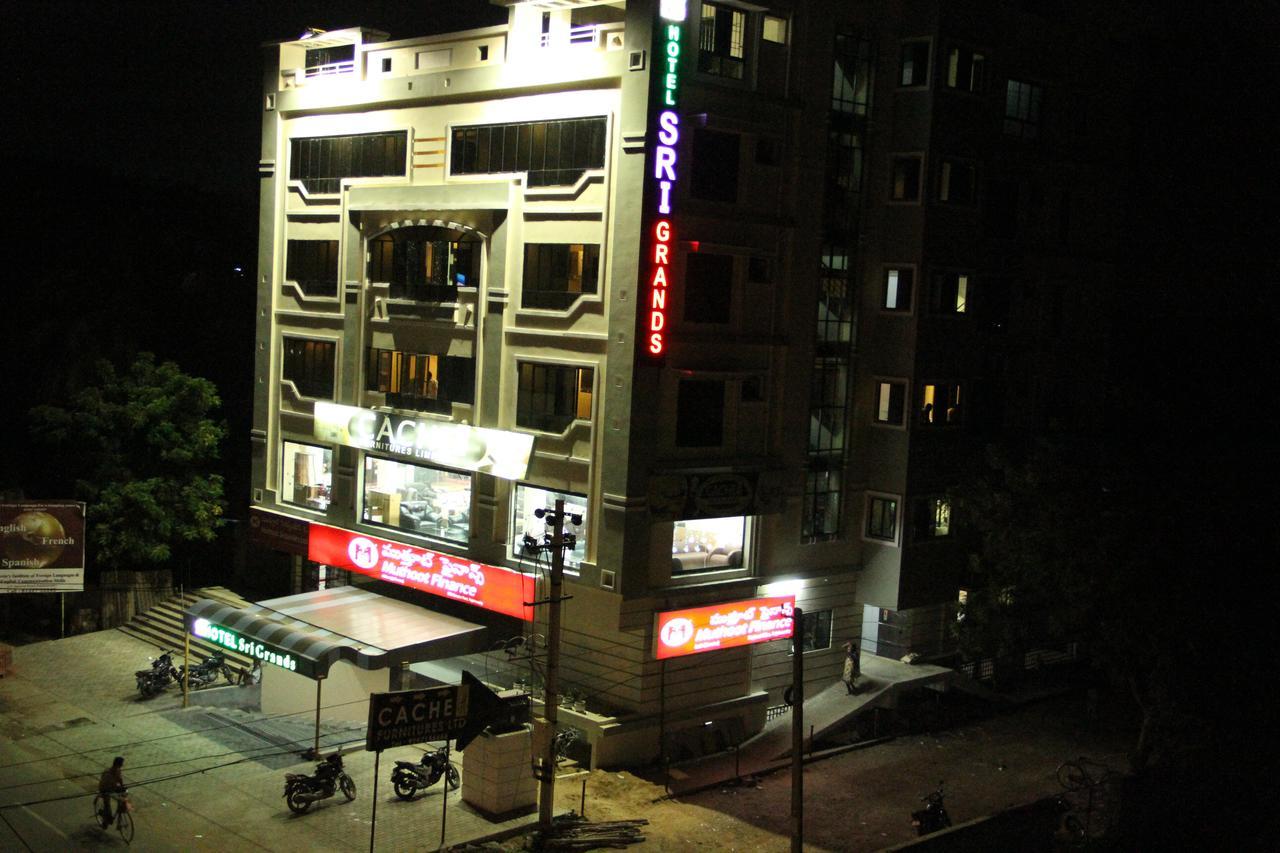 Hotel Sri Grands Rājahmundry Exterior foto